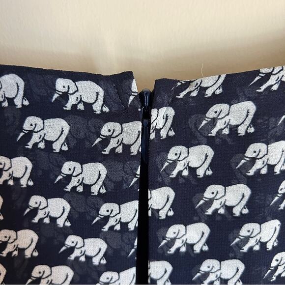 CAbi Navy/White Elephant Pattern Stretchy Waist Short Sleeve Blouse Size Small - Picture 10 of 13